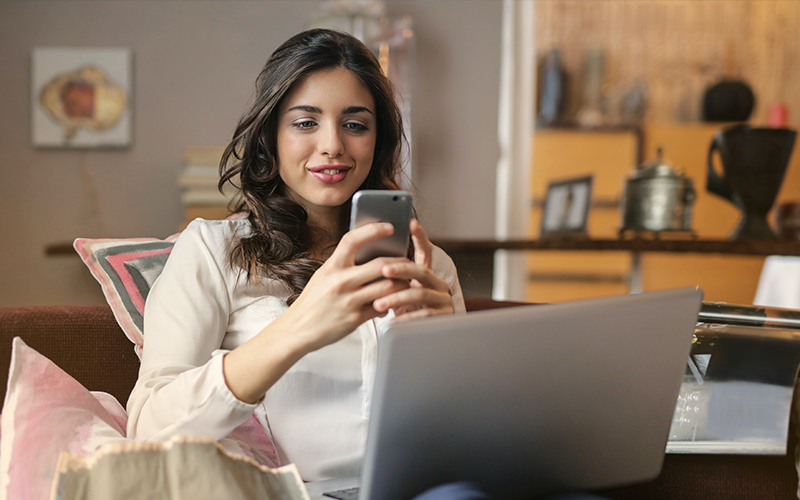 femme consultant sont portable avec un ordinateur sur les genoux