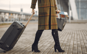 personne se déplaçant avec une valise et un passeport