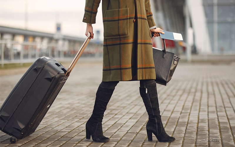 personne se déplaçant avec une valise et un passeport