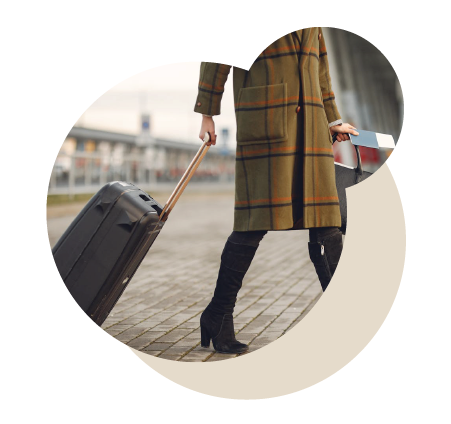 personne se déplaçant avec une valise et un passeport